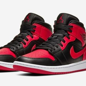 Air Jordan 1 mid "banned" colorway SZ 9